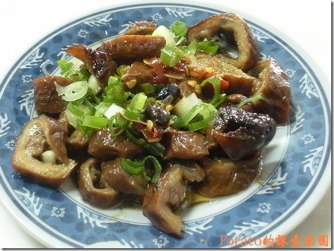 總經理藥膳牛肉麵。麵的湯頭非常清甜爽口、不油膩且會讓妳想喝光光；豬肉是軟骨熬製而成，入口即化，不會柴柴的；小菜也不錯---其中藥膳大腸頭，幾乎是我每次必點的，跟外面的大腸頭不一樣喔。