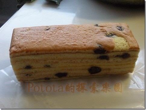 台南甘本堂。千層蛋糕有柑橘口味的夾層，葡萄乾不均勻的分散，口感綿密細緻，不輸A&hellip;蛋糕喔，我有點喜歡他們家的東西。