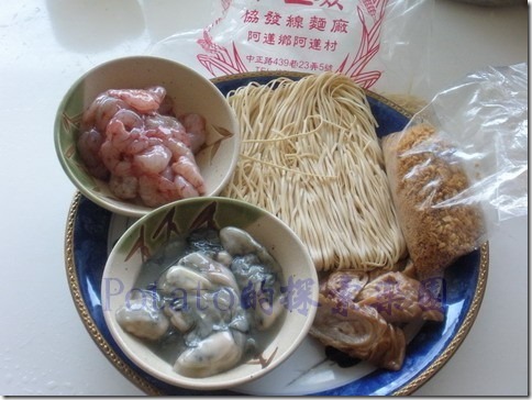 豆簽羹。準備材料有蚵仔、滷大腸、蝦仁、烏醋及蒜頭酥。