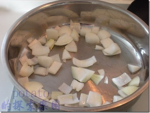 咖哩雞料理。先將胡蘿蔔、馬鈴薯刨皮後切塊，煮1鍋水待滾後，將胡蘿蔔、馬鈴薯放入水中川燙1分鐘撈起備用。