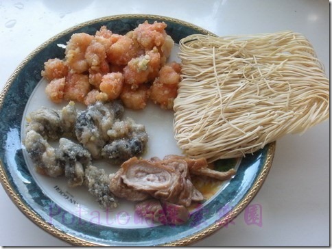 豆簽羹。將蚵仔及蝦仁洗淨後裹地瓜粉(可用熱水川燙過一下就好或者大火油炸一下)撈起備用，滷大腸切塊備用。