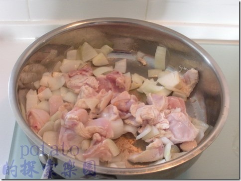 咖哩雞料理。放1湯匙油，開中火，洋蔥切塊放入鍋中快炒，將洋蔥香氣炒起來(約1分鐘、要一直翻炒)。