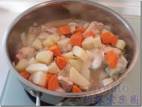 咖哩雞料理。將雞肉放入，一直翻炒至雞肉變白色，再將川燙過的胡蘿蔔、馬鈴薯放入並加2碗水，用鍋鏟攪一下鍋底，這樣東西比較不會黏鍋底。