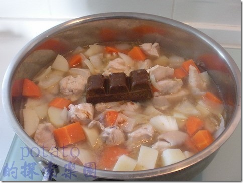 咖哩雞料理。加咖哩塊(一般買咖哩塊時，會教妳份量如何區分)，等咖哩塊融入湯中，湯滾後開小火15分鐘(每隔5分鐘還是要用鍋鏟攪一下鍋底，這樣食材比較不會黏鍋底)。