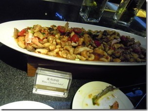 高雄漢神巨蛋海港餐廳，熟食區及沙拉吧。