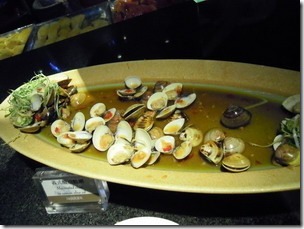 高雄漢神巨蛋海港餐廳，熟食區及沙拉吧。