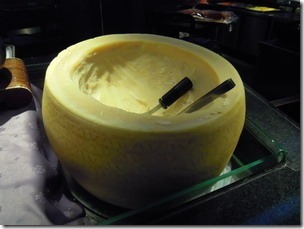 高雄漢神巨蛋海港餐廳，熟食區及沙拉吧。