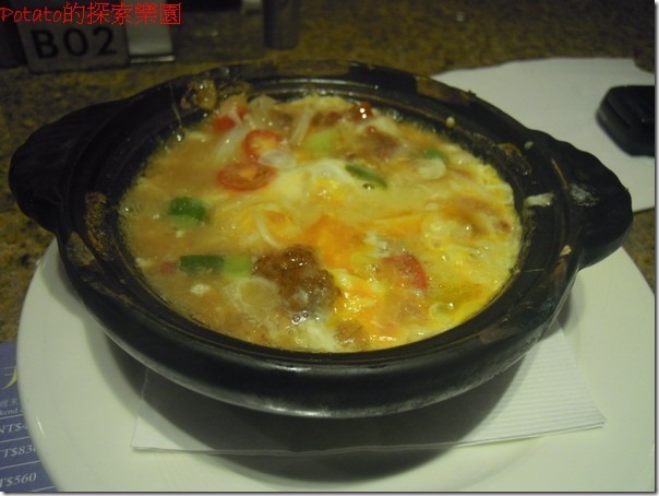 高雄漢神巨蛋海港餐廳。XO醬蟹肉煲--滑溜順口的嫩蛋混合著蟹腿與金針菇，很好吃的一道。