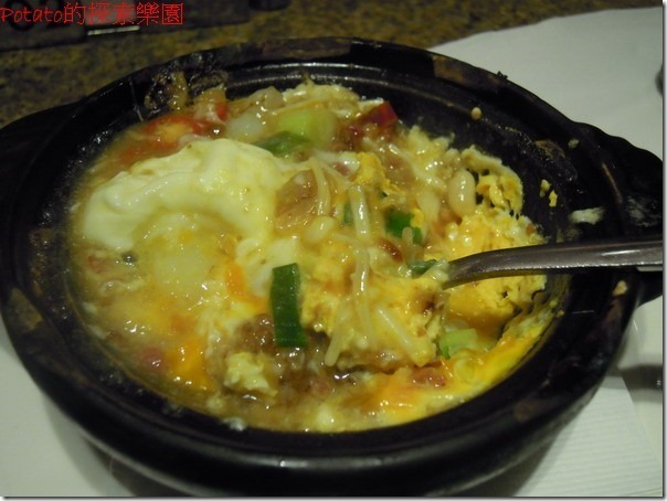 高雄漢神巨蛋海港餐廳。XO醬蟹肉煲--滑溜順口的嫩蛋混合著蟹腿與金針菇，很好吃的一道。