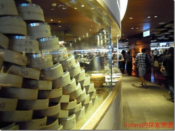 高雄漢神巨蛋海港餐廳。燒臘區--我喜愛的燒鴨臘味，沾一點油蔥醬，好愛這一味。