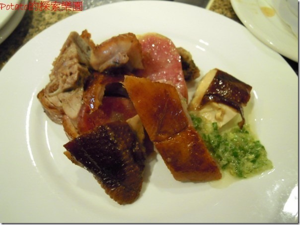高雄漢神巨蛋海港餐廳。燒臘區--我喜愛的燒鴨臘味，沾一點油蔥醬，好愛這一味。