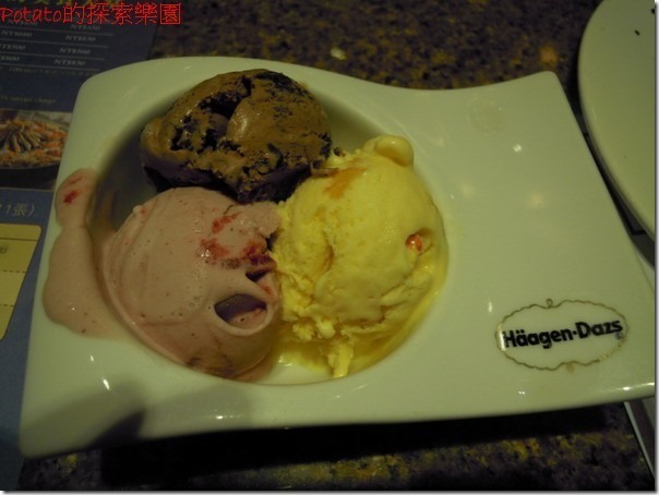 高雄漢神巨蛋海港餐廳。有二個H&auml;agen-Dazs的冰櫃，每個冰櫃皆提供七種口味，有香草、咖啡、比利時巧克力等甜口味，也有草莓、芒果、仲夏野莓及桑果雪酪等水果口味，香甜濃郁的香草冰淇淋與酸甜清爽的桑果雪酪都讓人好喜歡。