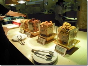 高雄漢神巨蛋海港餐廳。麵包、餅乾及蛋糕甜點區--很多樣的選擇。