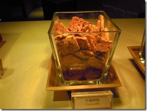 高雄漢神巨蛋海港餐廳。麵包、餅乾及蛋糕甜點區--很多樣的選擇。