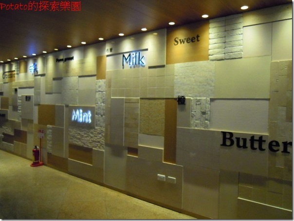 高雄漢神巨蛋海港餐廳。雖然這裡有500坪，餐廳客滿，滿滿滿的人，最好先訂位ㄛ。