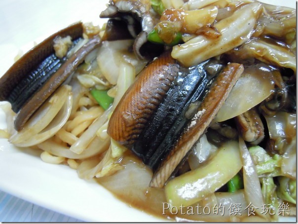 Potato在「進福炒鱔魚專家」點的乾炒鱔魚意麵$160元，鱔魚鮮脆帶酸甜滋味的意麵真好吃。