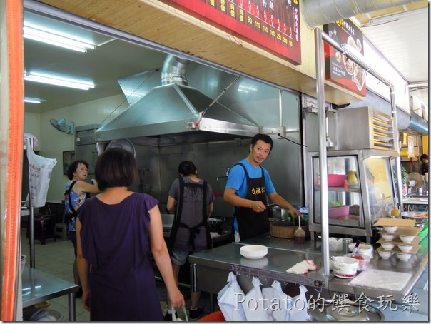 「進福炒鱔魚專家」已經是第二代老闆掌廚，傳承快炒鱔魚的好滋味。