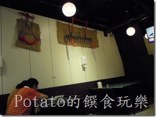 『府城邱進福炒鱔魚專家』店內裝潢有農耕復古風。