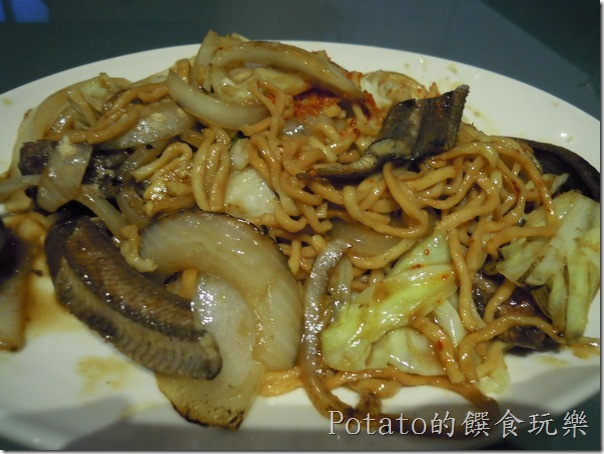 民生路『府城邱進福炒鱔魚專家』的鱔魚炒意麵吃起來比較乾，酸甜醬汁在意麵上略顯不夠（這是個人吃過意麵感覺，所發表之意見。)，也許別人吃時有另一種口感。