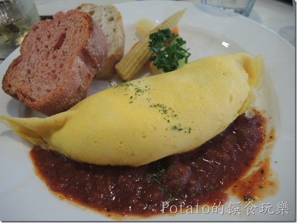 精緻蛋料理--總匯蛋料理NT190元(有起司、玉米、洋蔥、火腿、燻雞等的蛋捲)。