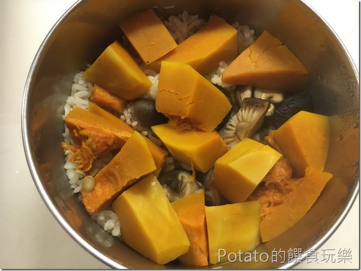 南瓜臘味飯蒸煮