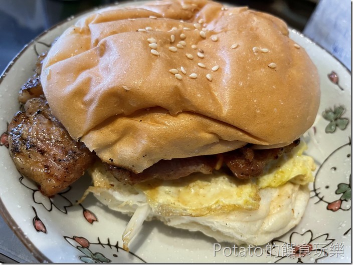 小璋炭烤輕食豬排漢堡1