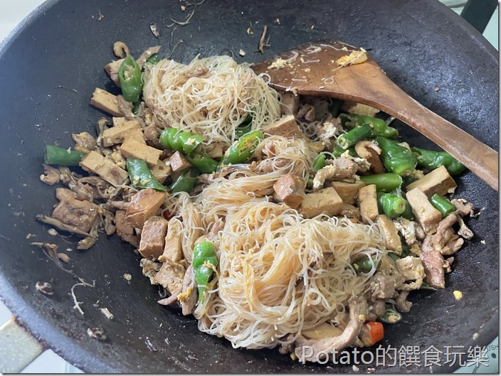 小魚乾糯米椒炒米粉完成