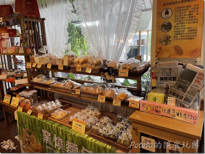 巴登咖啡店內販售麵包