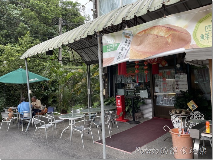 巴登咖啡店門前