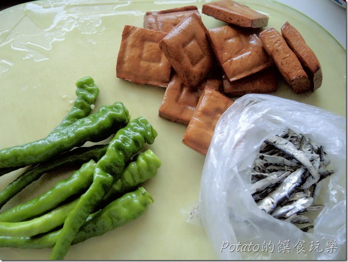 糯米椒炒小魚豆干食材