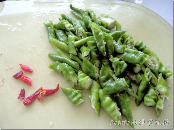 糯米椒炒小魚豆干食材1