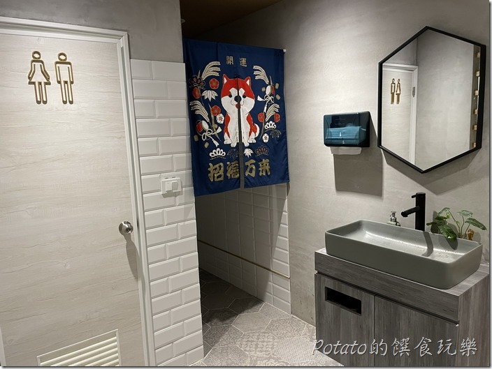木可晨食廁所區