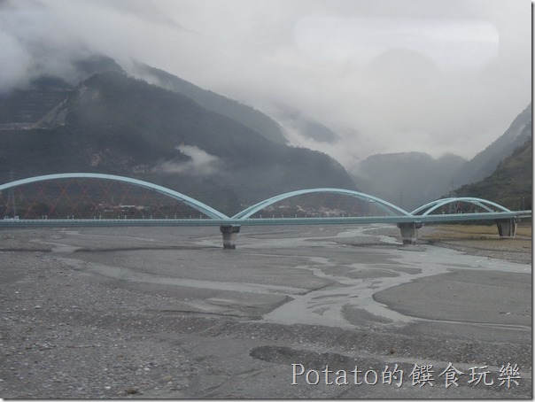 普悠瑪號的窗外風景